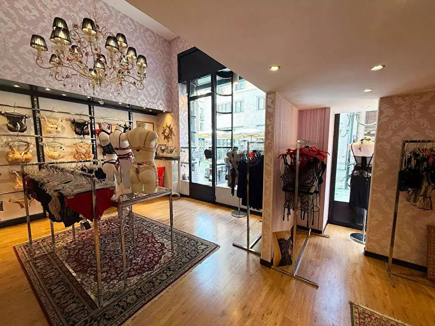 Immagine 8 di Negozio in affitto  in Via buozzi 2 a Torino