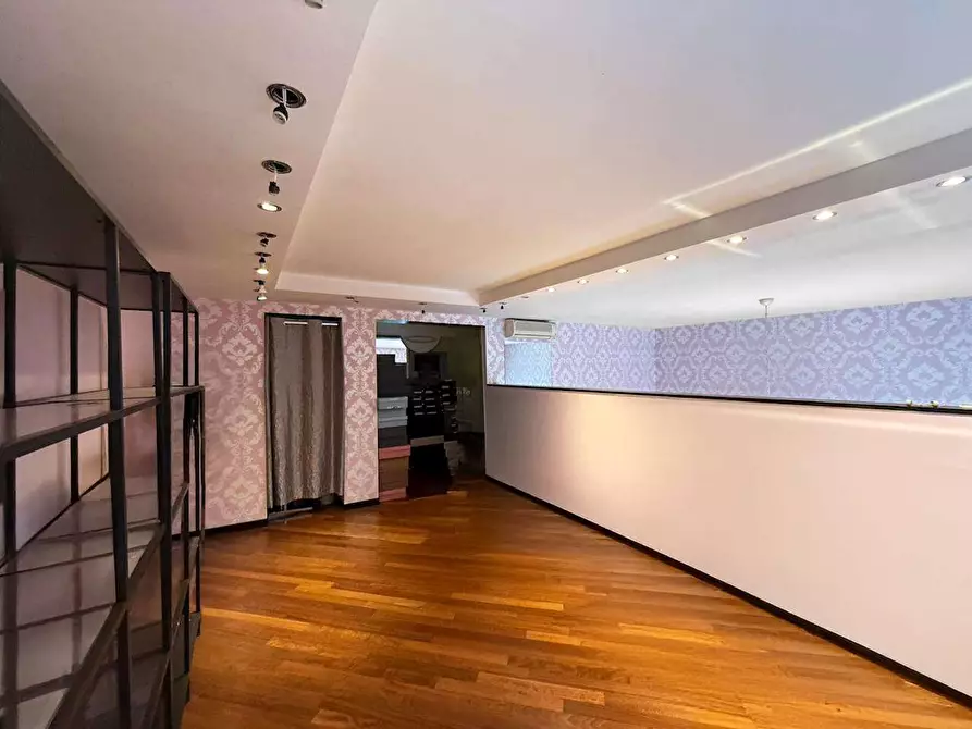 Immagine 21 di Negozio in affitto  in Via buozzi 2 a Torino