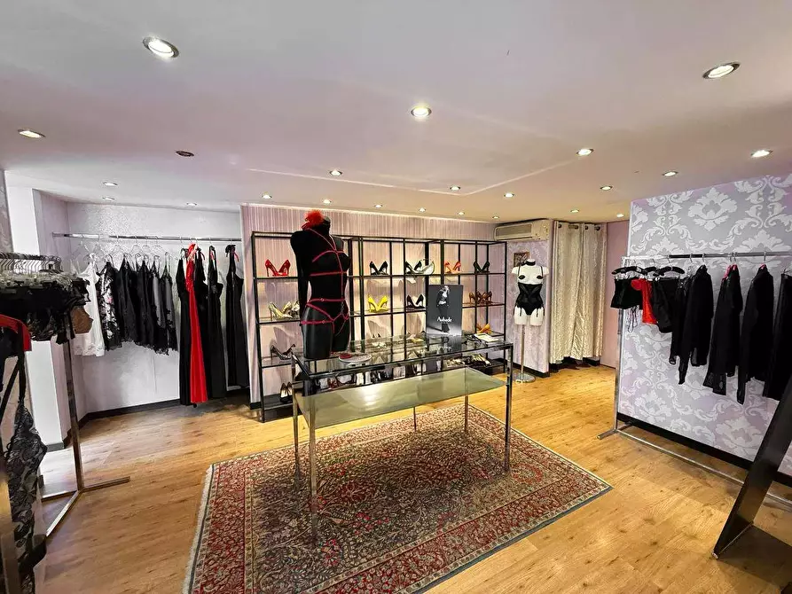 Immagine 10 di Negozio in affitto  in Via buozzi 2 a Torino