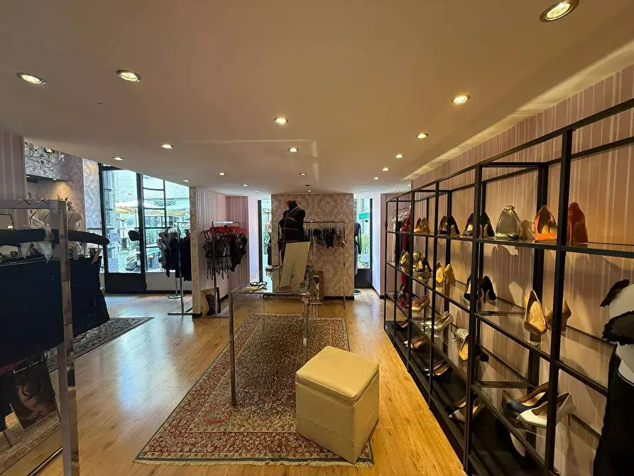 Immagine 11 di Negozio in affitto  in Via buozzi 2 a Torino