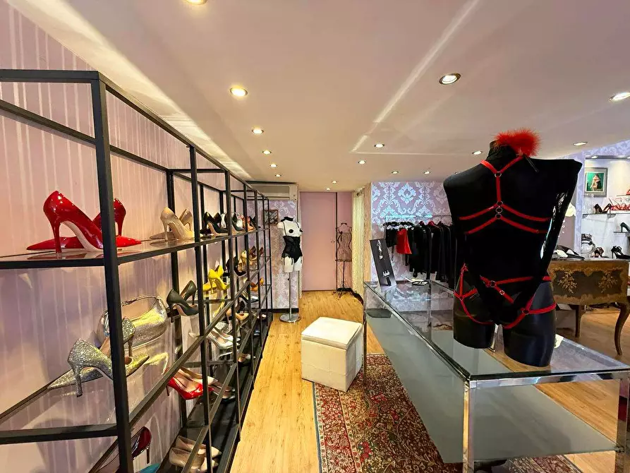 Immagine 12 di Negozio in affitto  in Via buozzi 2 a Torino