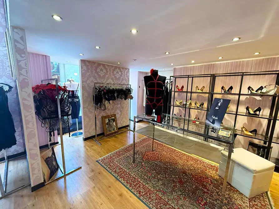 Immagine 13 di Negozio in affitto  in Via buozzi 2 a Torino