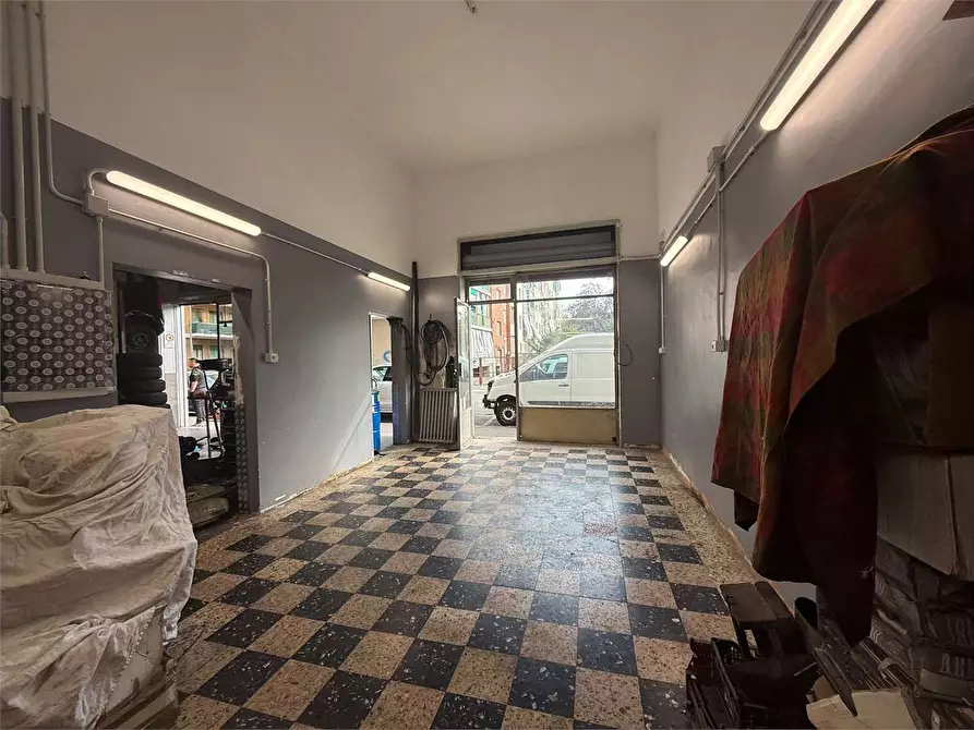 Immagine 2 di Negozio in vendita  in Via Umberto Giordano 3 a Torino