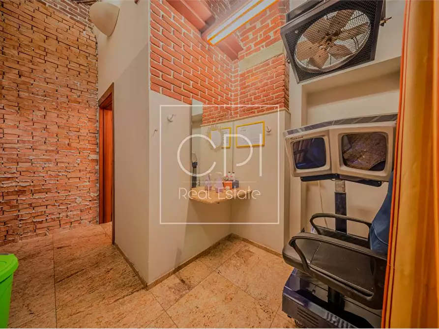 Immagine 6 di Negozio in vendita  in VIA SAN QUINTINO 16 a Torino