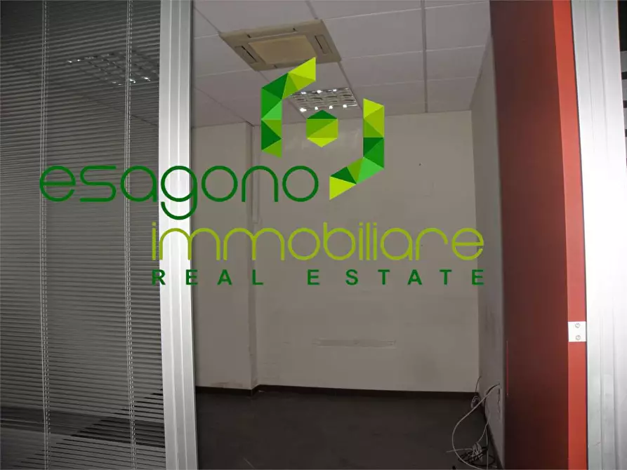 Immagine 7 di Negozio in vendita  in Viale Teracati a Siracusa