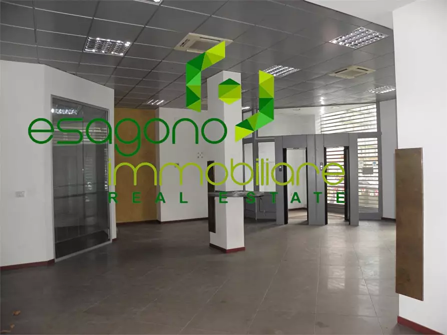 Immagine 8 di Negozio in vendita  in Viale Teracati a Siracusa