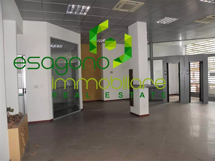 Immagine 9 di Negozio in vendita  in Viale Teracati a Siracusa