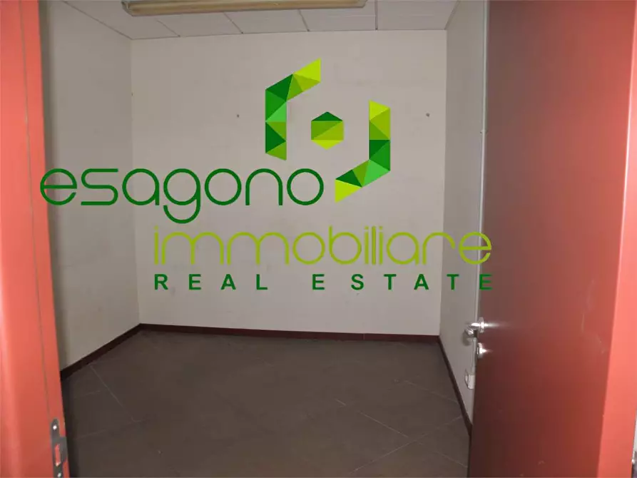 Immagine 14 di Negozio in vendita  in Viale Teracati a Siracusa