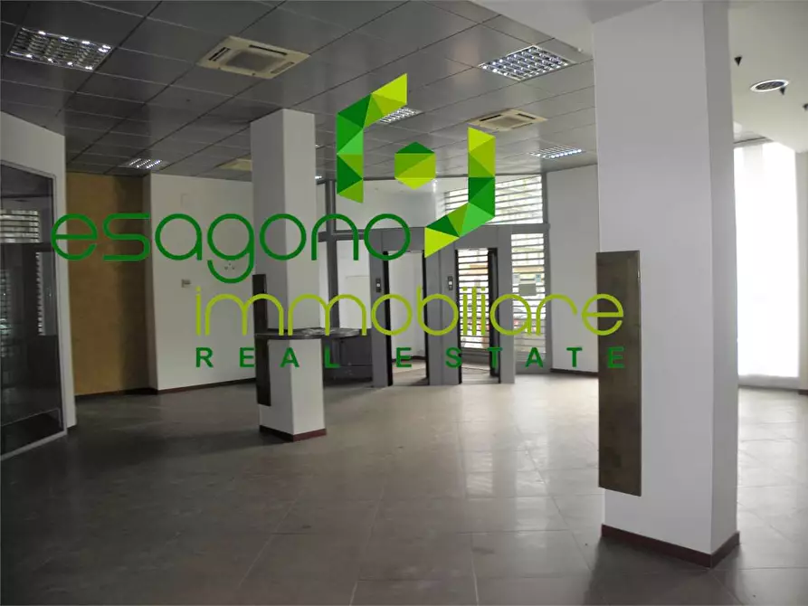 Immagine 1 di Negozio in vendita  in Viale Teracati a Siracusa