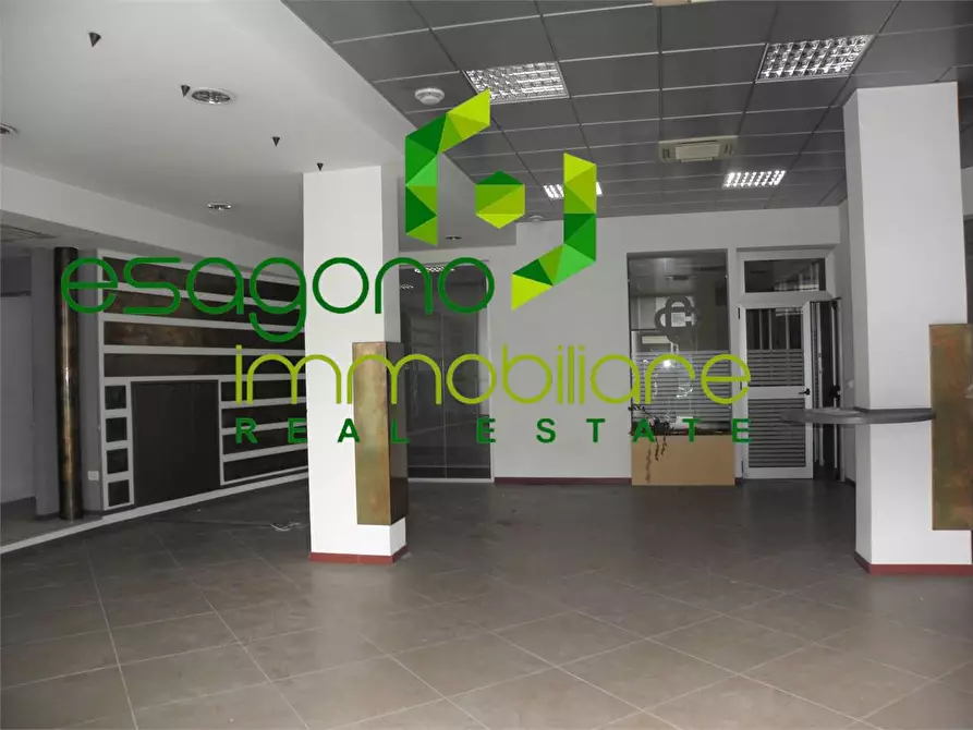 Immagine 15 di Negozio in vendita  in Viale Teracati a Siracusa