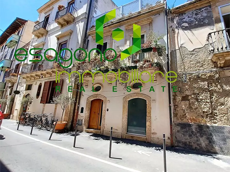 Immagine 26 di Stabile in vendita  a Siracusa