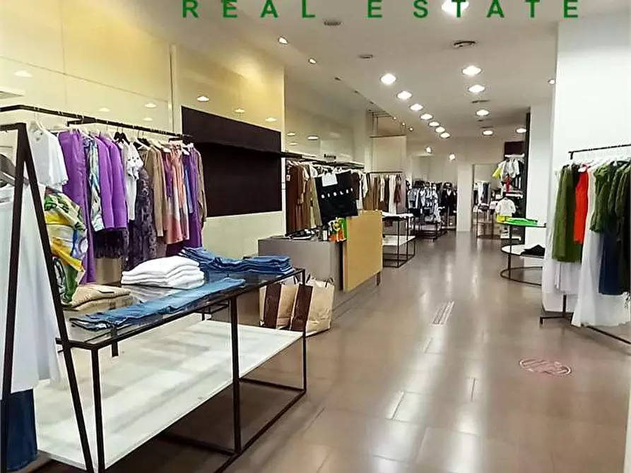 Immagine 8 di Negozio in vendita  a Siracusa