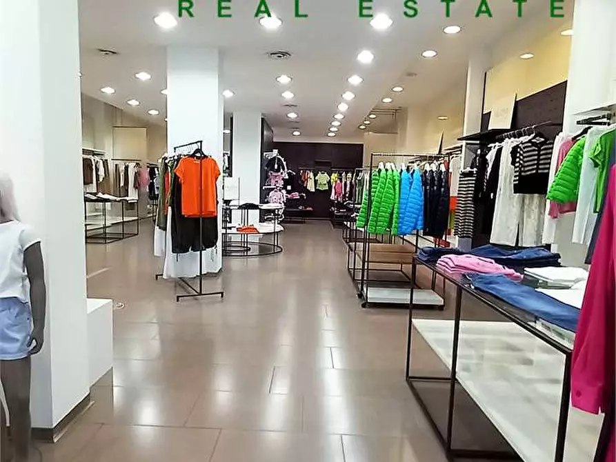 Immagine 10 di Negozio in vendita  a Siracusa