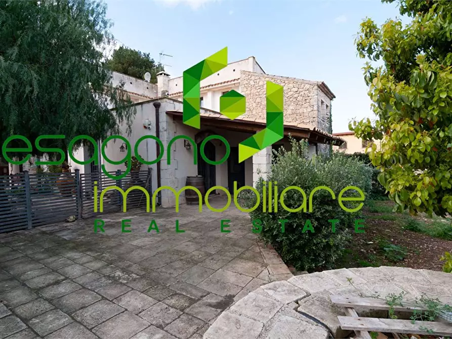 Immagine 1 di Villa in vendita  in Traversa Fontana Mortella a Siracusa