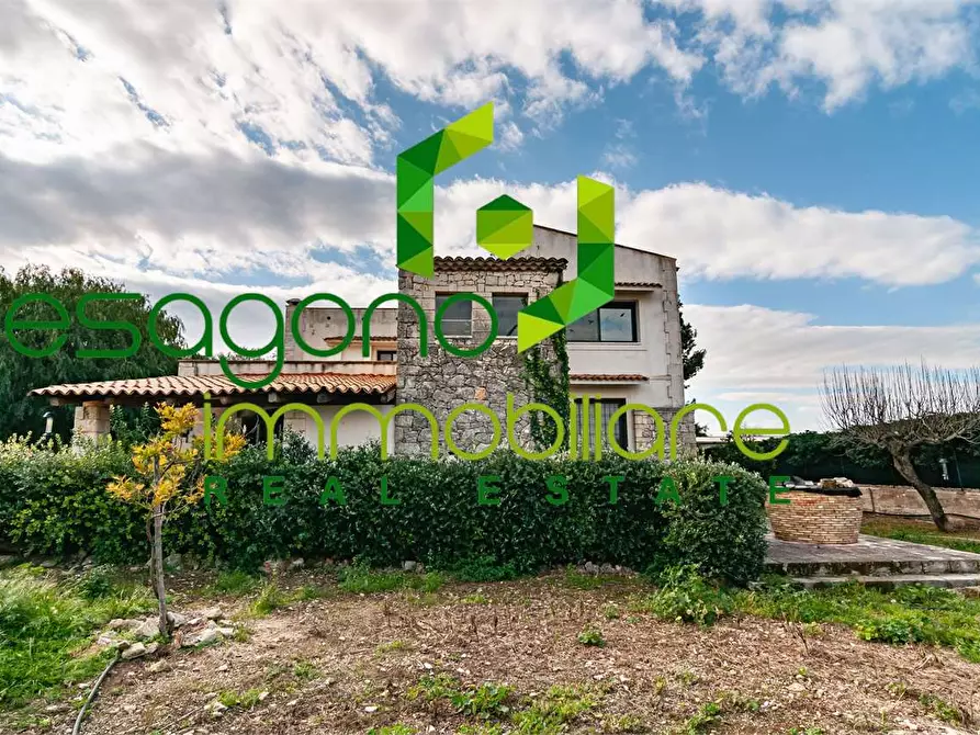 Immagine 2 di Villa in vendita  in Traversa Fontana Mortella a Siracusa