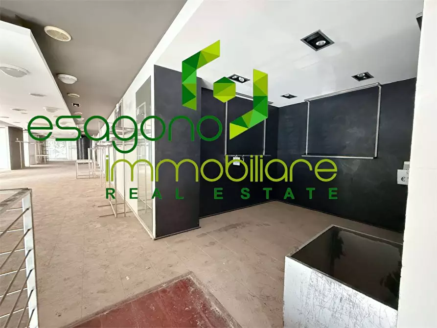 Immagine 11 di Negozio in vendita  a Siracusa