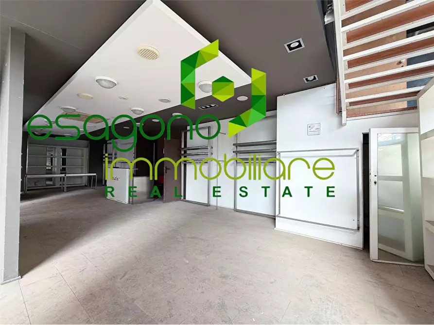 Immagine 15 di Negozio in vendita  a Siracusa