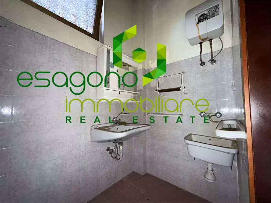 Immagine 12 di Negozio in vendita  a Siracusa