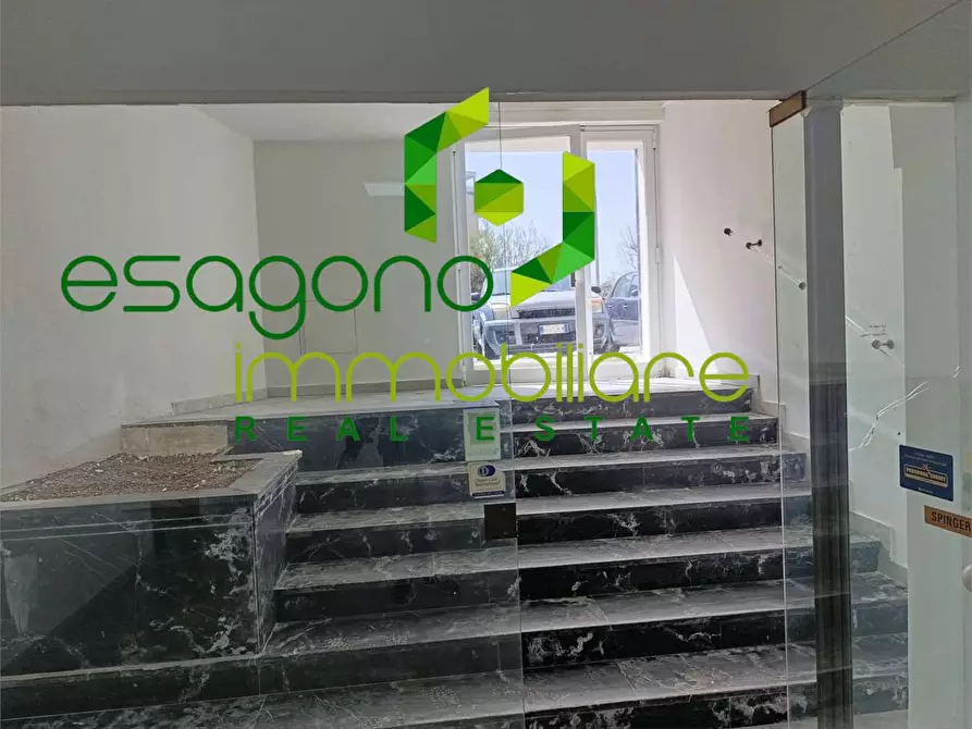 Immagine 8 di Negozio in vendita  a Siracusa