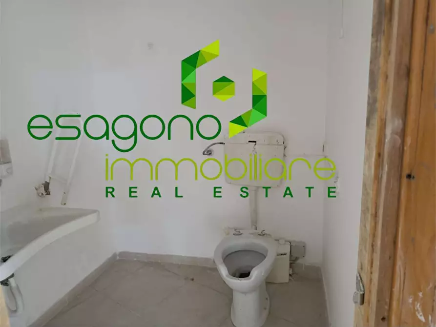 Immagine 12 di Negozio in vendita  a Siracusa