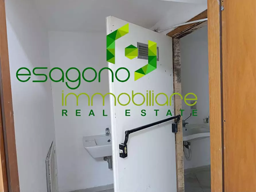 Immagine 13 di Negozio in vendita  a Siracusa