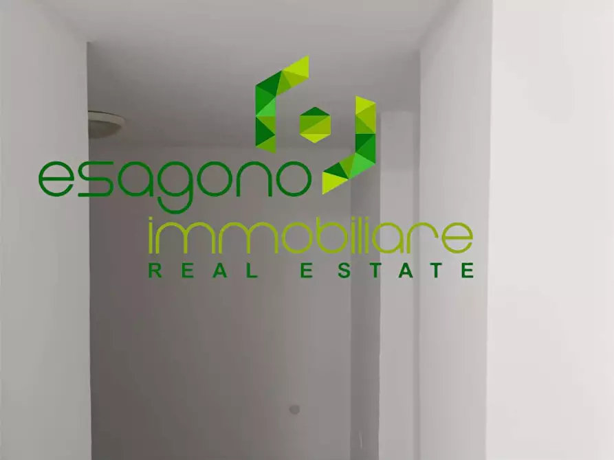 Immagine 32 di Negozio in vendita  a Siracusa