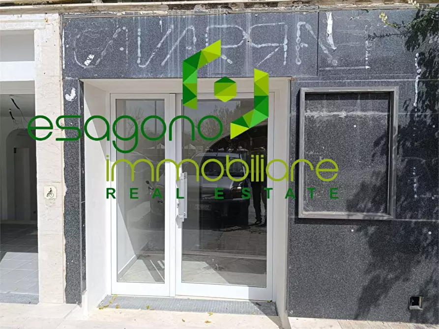 Immagine 48 di Negozio in vendita  a Siracusa