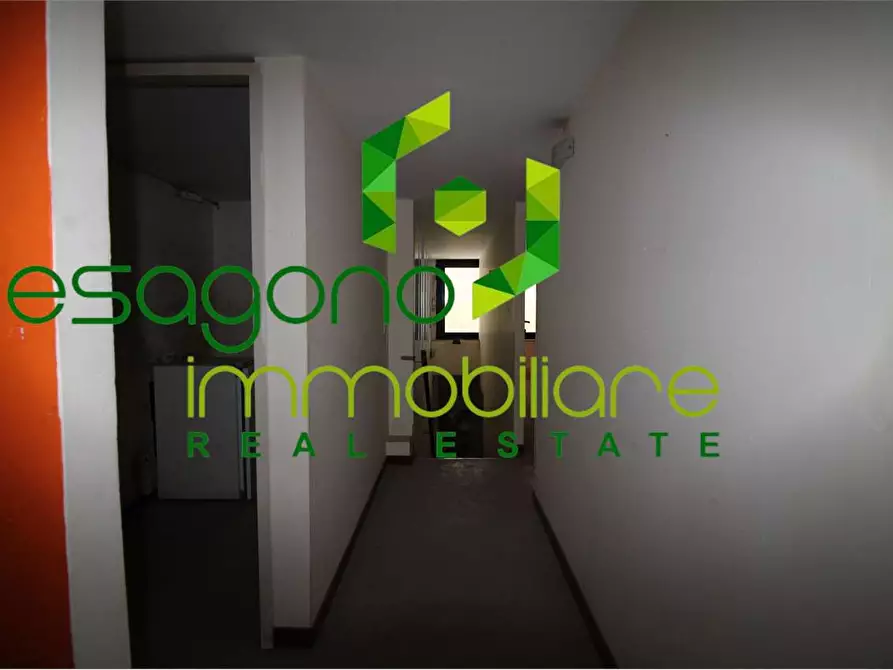 Immagine 8 di Negozio in vendita  a Siracusa