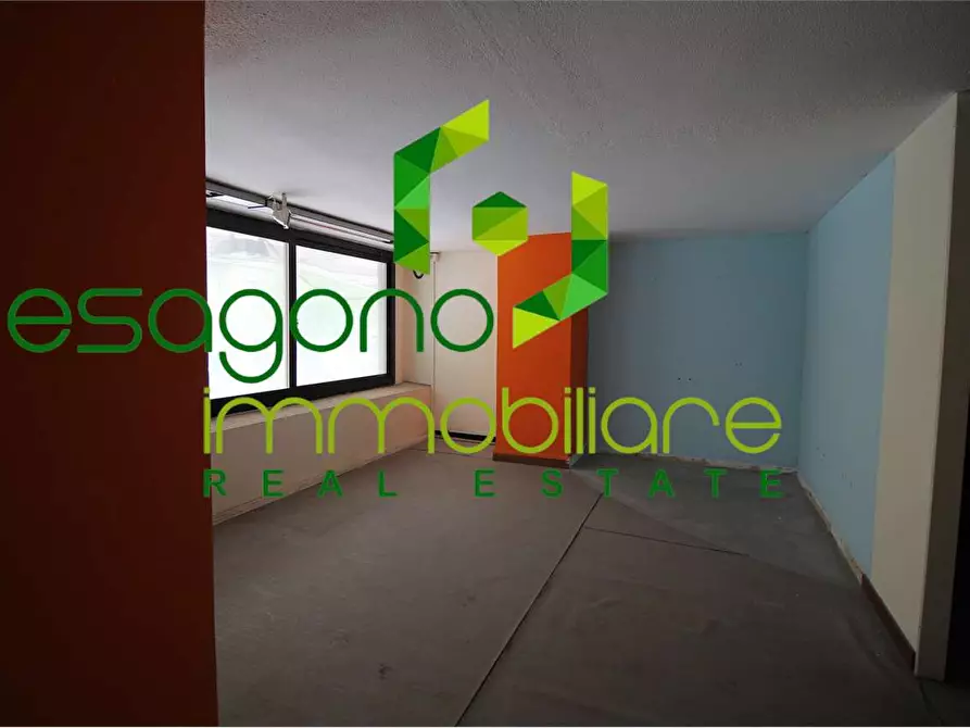 Immagine 14 di Negozio in vendita  a Siracusa