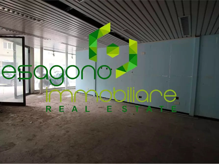 Immagine 21 di Negozio in vendita  a Siracusa