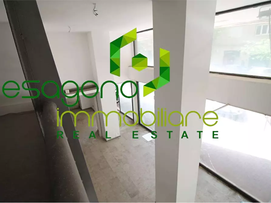 Immagine 28 di Negozio in vendita  a Siracusa