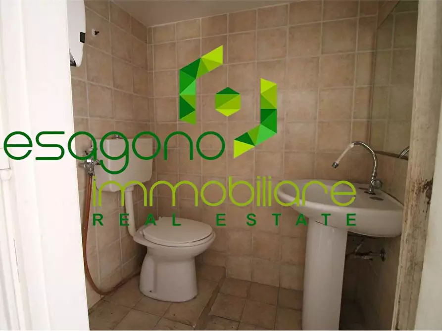 Immagine 29 di Negozio in vendita  a Siracusa