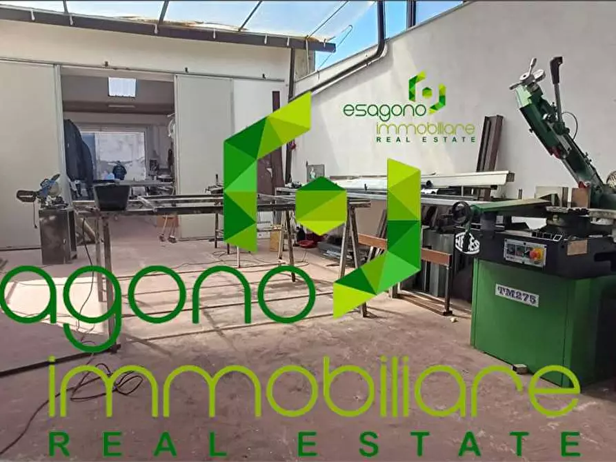 Immagine 11 di Magazzino in vendita  a Siracusa