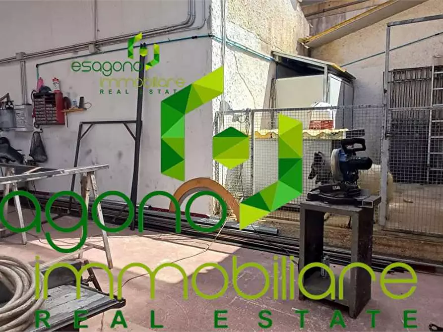 Immagine 15 di Magazzino in vendita  a Siracusa
