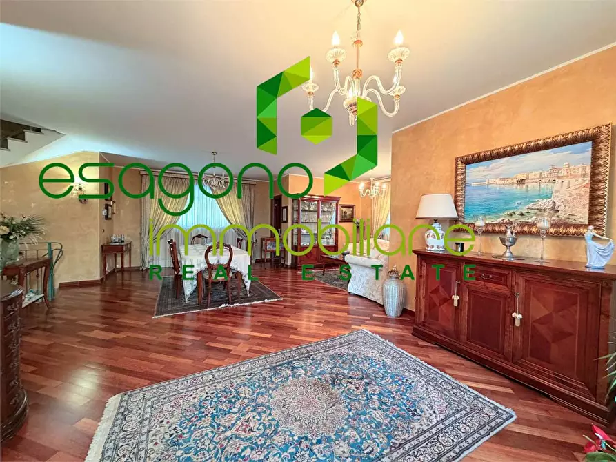 Immagine 1 di Villa in vendita  in Via Pietro Fillioley a Siracusa