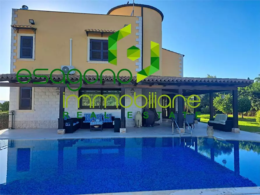 Immagine 3 di Villa in vendita  in Via Pietro Fillioley a Siracusa