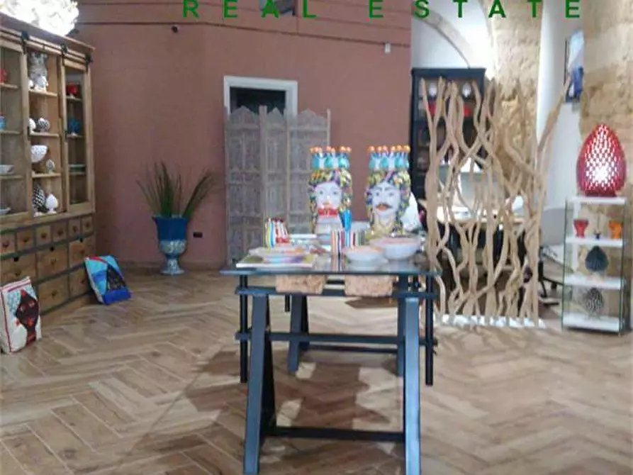 Immagine 1 di Negozio in vendita  in Via Dell'Amalfitania a Siracusa