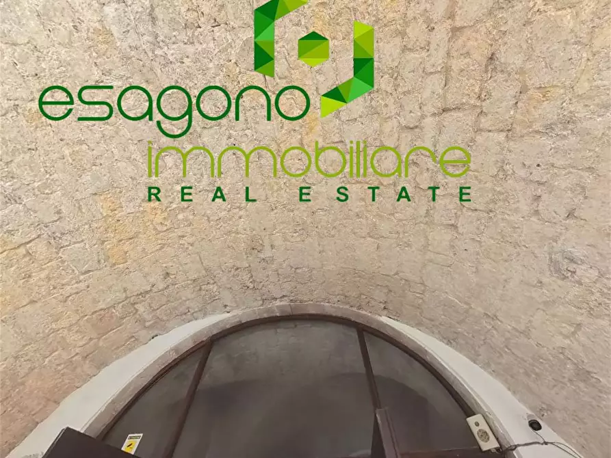Immagine 25 di Negozio in vendita  in Via Dell'Amalfitania a Siracusa