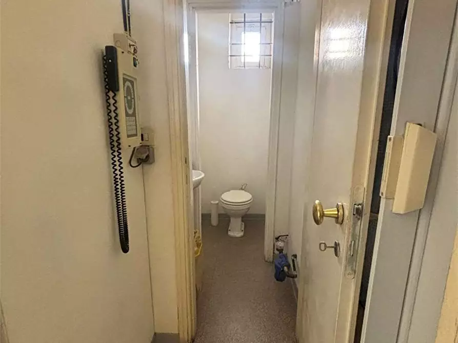 Immagine 17 di Negozio in vendita  a Firenze