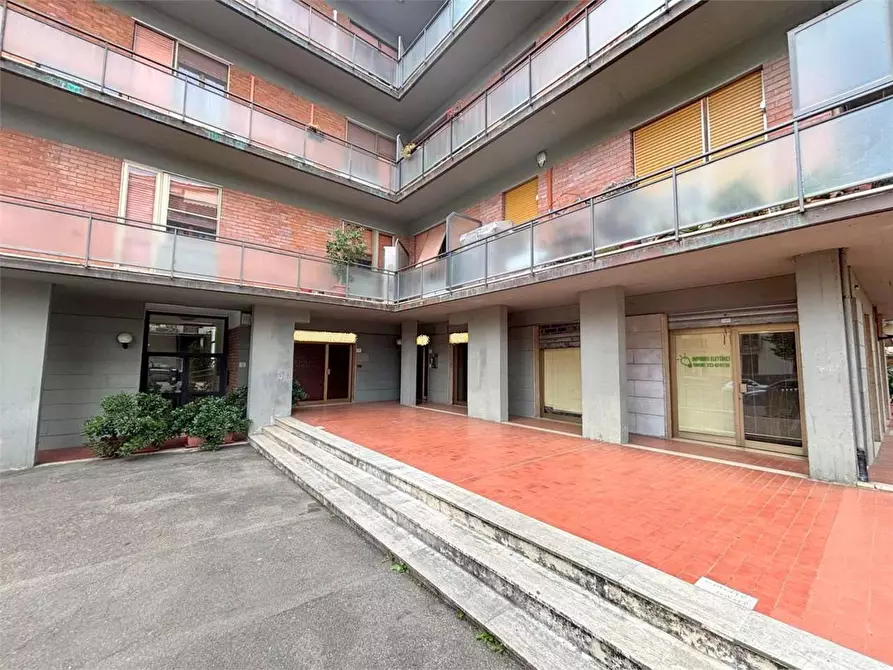 Immagine 1 di Negozio in vendita  a Firenze