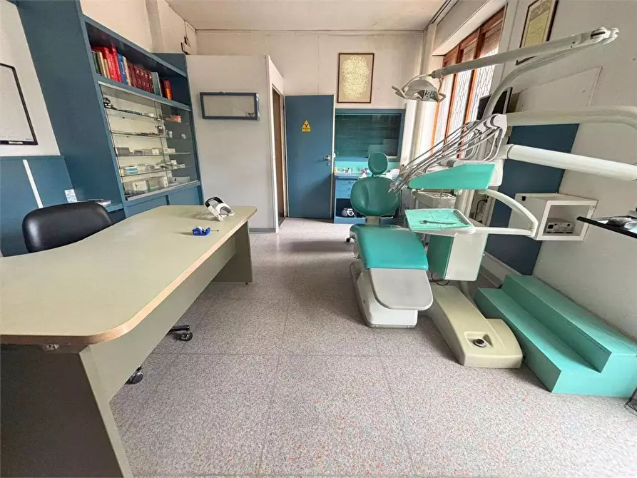 Immagine 10 di Negozio in vendita  a Firenze