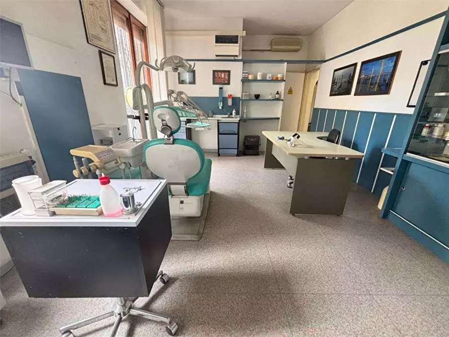 Immagine 11 di Negozio in vendita  a Firenze