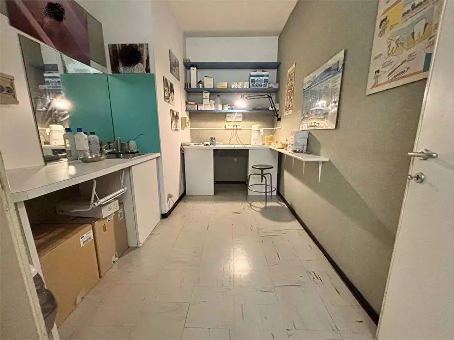 Immagine 16 di Negozio in vendita  a Firenze