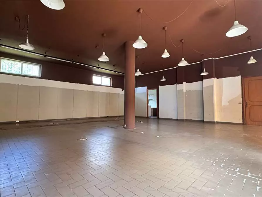 Immagine 4 di Negozio in vendita  in Via Provinciale 17 a Masera