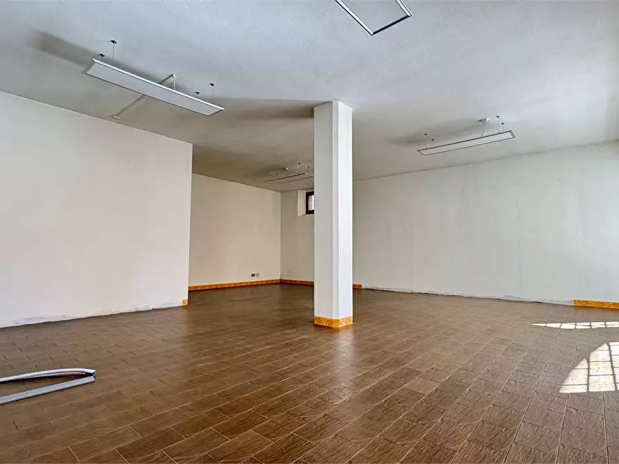 Immagine 2 di Negozio in vendita  in Via Benefattori 2 a Toceno