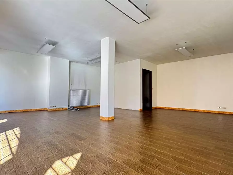 Immagine 3 di Negozio in vendita  in Via Benefattori 2 a Toceno