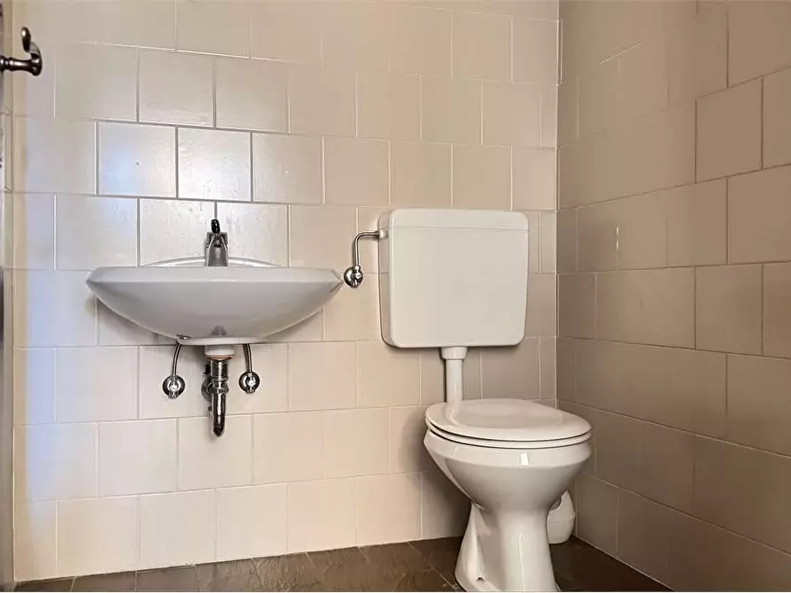 Immagine 5 di Negozio in vendita  in Via Benefattori 2 a Toceno