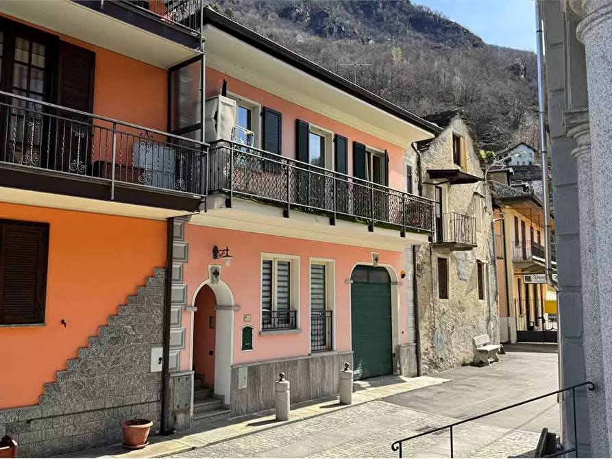 Immagine 1 di Casa indipendente in vendita  in Piazza Matteotti 4 a Beura-Cardezza