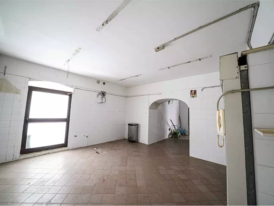 Immagine 4 di Negozio in vendita  in Vico Piazza Garibaldi 2 a Acquaviva Delle Fonti