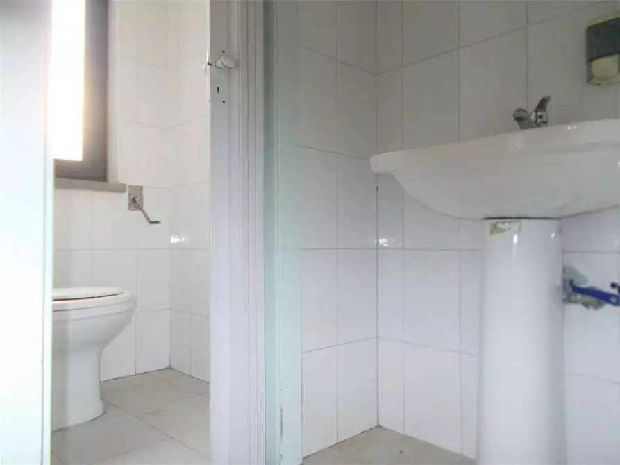 Immagine 12 di Laboratorio in affitto  in Via Marconi 37 a Acquaviva Delle Fonti